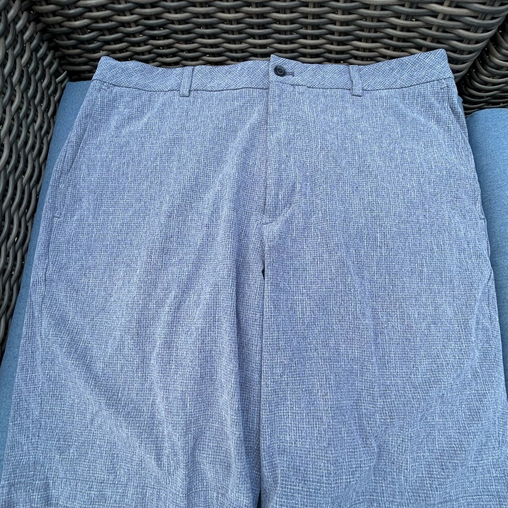 Men’s golf shorts, flat front with 4 pockets by Walter Hagen.  Blue/Gray color